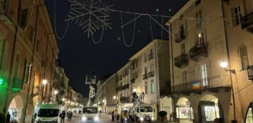 La Guida - Luci di Natale, al lavoro per i montaggi in via Roma