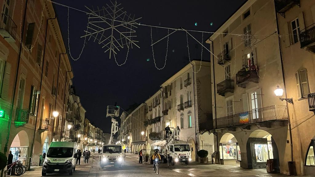 Luci di Natale, al lavoro per i montaggi in via Roma