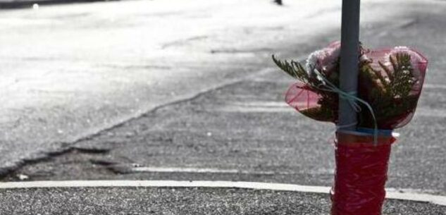 La Guida - Una panchina bianca in ricordo delle vittime della strada