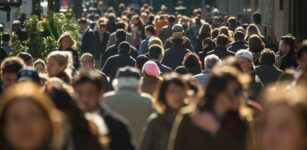 La Guida - Cronaca di un anno di cambiamento e degli otto miliardi di esseri umani sulla terra