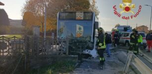 La Guida - Pullman esce di strada a Centallo e finisce contro una recinzione, nessun ferito