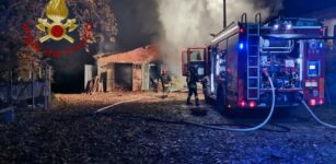 Incendio in un ricovero agricolo ad Alba La Guida - Incendio in un ricovero agricolo ad Alba