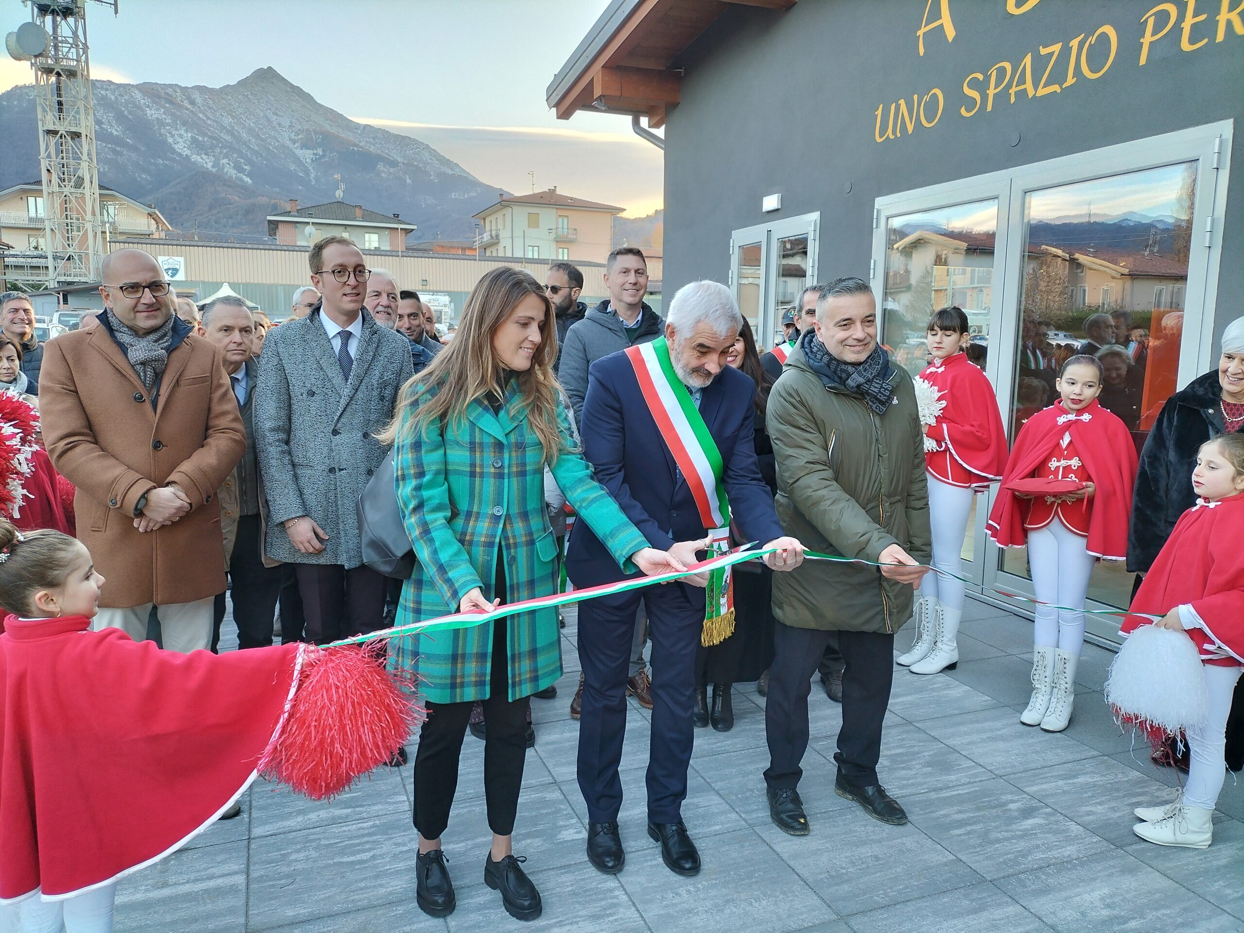 Peveragno, taglio del nastro per il centro polifunzionale