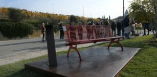 Una panchina rossa a Barbaresco La Guida - Una panchina rossa a Barbaresco