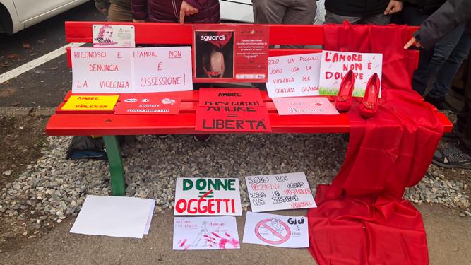 Panchina rossa davanti al Bonelli