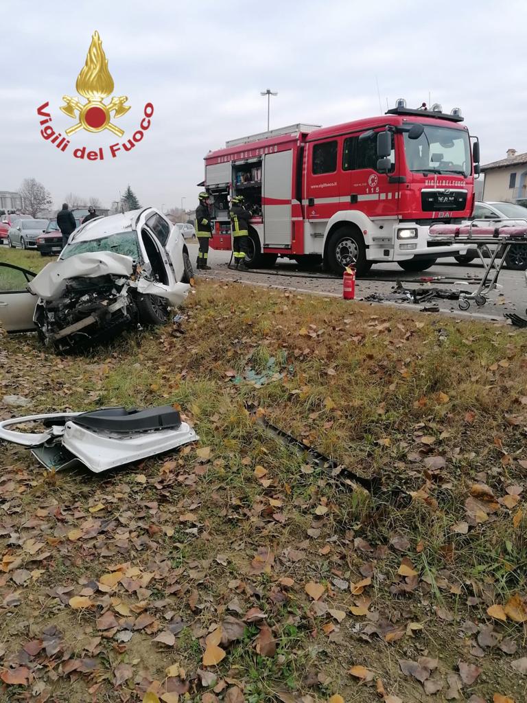 Auto contro trattore, incidente mortale a Castiglione Falletto