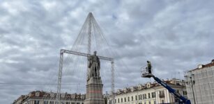 Prende forma l’albero di luci intorno alla statua di Barbaroux La Guida - Prende forma l’albero di luci intorno alla statua di Barbaroux