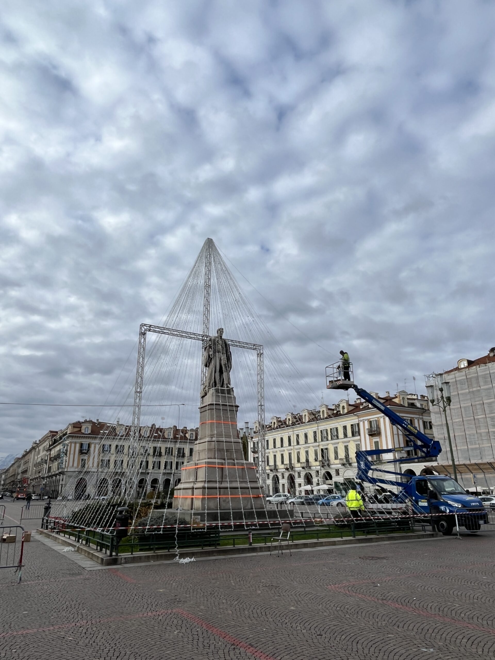 Prende forma l’albero di luci intorno alla statua di Barbaroux