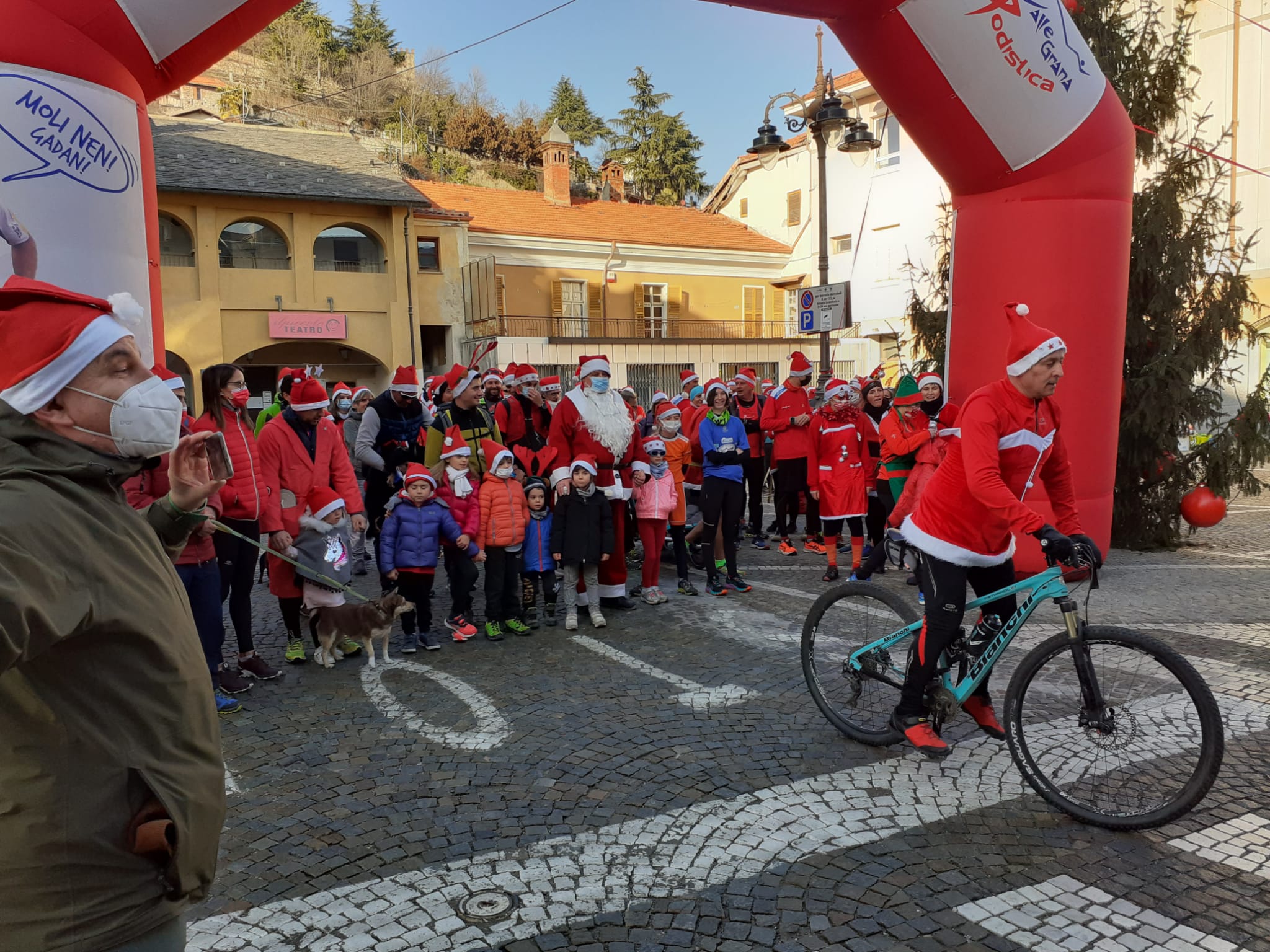 La corsa dei Babbo Natale per le vie di Caraglio