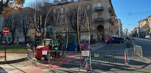 La Guida - Cuneo, si montano le ruote luminose per l’inaugurazione dell’IllumiNatale