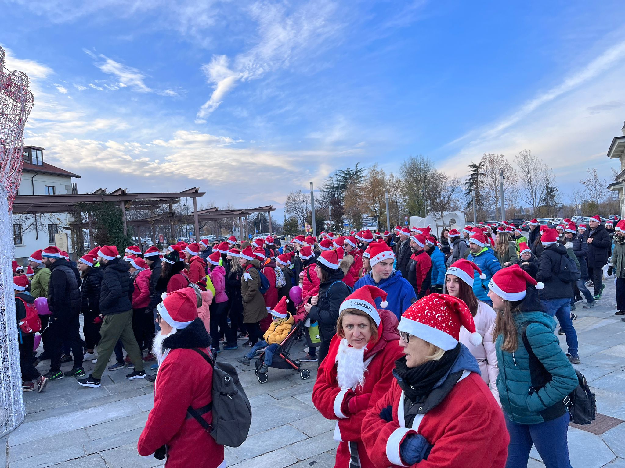 Tanti cappelli rossi per la Babbo Run