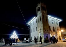 La Guida - Acceso l’albero di Natale fatto con 200 bancali a Pradleves (video)