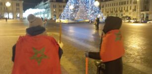 La Guida - Marocco-Portogallo, due donne ripuliscono piazza Galimberti dopo la festa