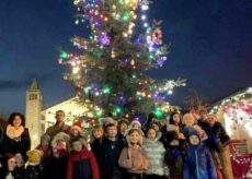 La Guida - Rifreddo, il grande albero di piazza della Vittoria accende il Natale