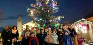 La Guida - Rifreddo, il grande albero di piazza della Vittoria accende il Natale