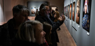 La Guida - La mostra di McCurry al Filatoio si “veste” da idea regalo