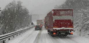 Neve, più di quattro ore da Alba a Cuneo. E ambulanze bloccate La Guida - Neve, più di quattro ore da Alba a Cuneo. E ambulanze bloccate