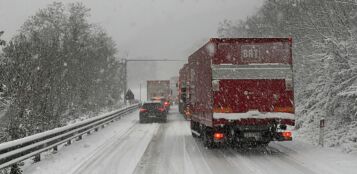 La Guida - Neve, più di quattro ore da Alba a Cuneo. E ambulanze bloccate