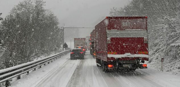 La Guida - Neve, più di quattro ore da Alba a Cuneo. E ambulanze bloccate