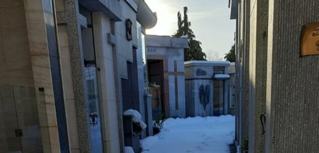 La Guida - La neve non tolta nelle aree cimiteriali: lamentele da Cuneo