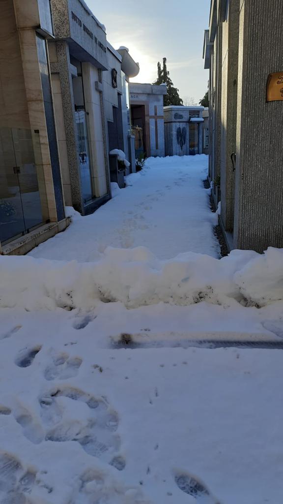 La neve non tolta nelle aree cimiteriali: lamentele da Cuneo