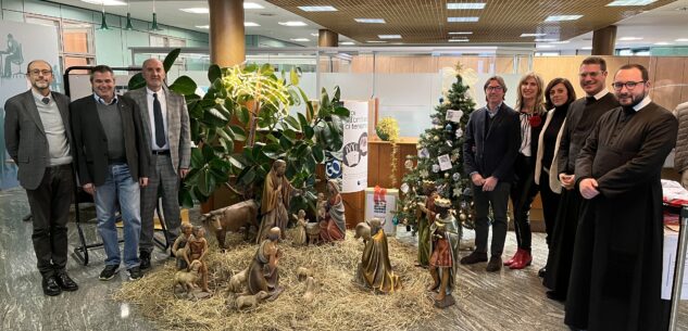 La Guida - Porte aperte in banca per il presepe di Ortisei