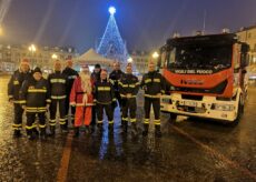 La Guida - Babbo Natale sull’autoscala in piazza Galimberti