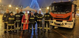 La Guida - Babbo Natale sull’autoscala in piazza Galimberti