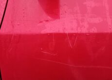 La Guida - Atti vandalici sull’auto parcheggiata: l’appello del proprietario