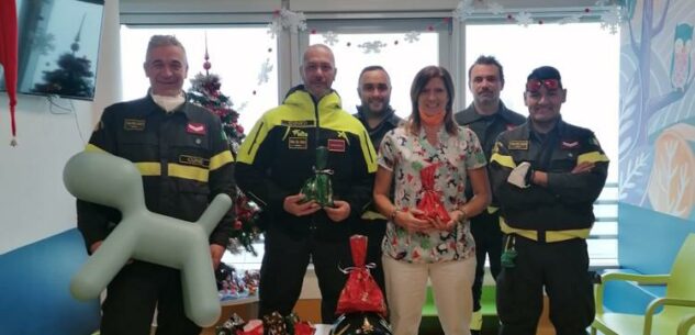 La Guida - I Viglili del Fuoco regalano dolciumi al reparto di pediatria di Savigliano