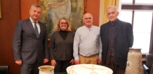 Cinquanta opere in ceramica donate alla Fondazione Cr Cuneo La Guida - Cinquanta opere in ceramica donate alla Fondazione Cr Cuneo