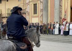 La Guida - Ventitré cavalli sfilano a Caraglio per Sant’Antonio (video e foto)