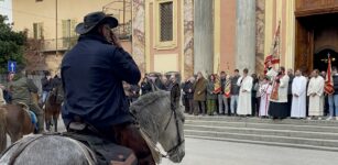 La Guida - Ventitré cavalli sfilano a Caraglio per Sant’Antonio (video e foto)
