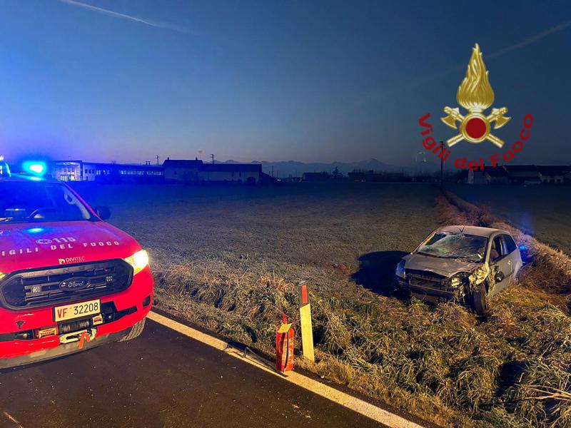 Auto fuori strada in mattinata a Genola, una persona coinvolta