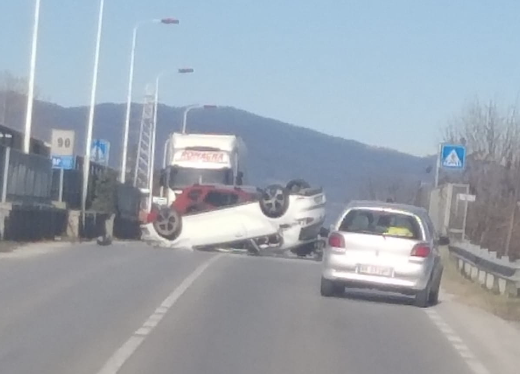 Auto si ribalta a Madonna dell’Olmo