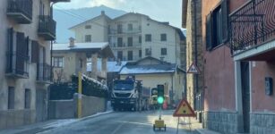 La Guida - Semaforo nel centro di Monterosso Grana