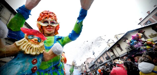 La Guida - Il Carnevale di Dronero anima il centro città con maschere e carri