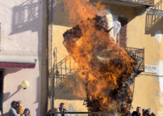 La Guida - Tredici gruppi mascherati sfilano al Carnevale di Caraglio, poi il rogo del Dusu