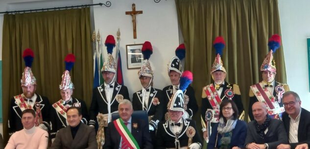 La Guida - Lo stato maggiore della Baìo di Sampeyre ricevuto in municipio (foto e video)