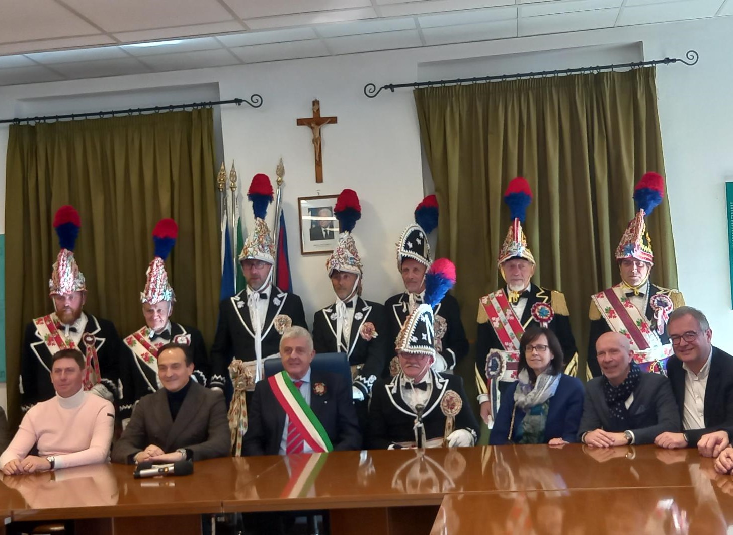 Lo stato maggiore della Baìo di Sampeyre ricevuto in municipio (foto e video)