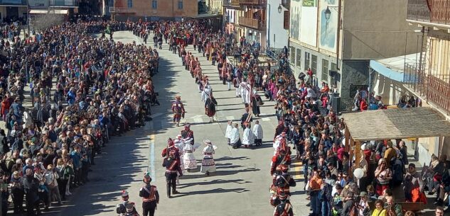 La Guida - Il sole accompagna i magnifici cortei festosi della Baìo (video)