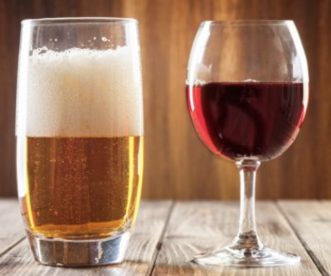 bicchiere di vino e bicchiera di birra