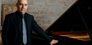 La Guida - Pier Luigi Camicia al pianoforte