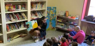 La Guida - Rifreddo: venti bambini e i loro genitori leggono insieme in biblioteca