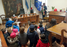 La Guida - Decorazioni dei bambini nel municipio di Borgo