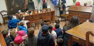 La Guida - Decorazioni dei bambini nel municipio di Borgo