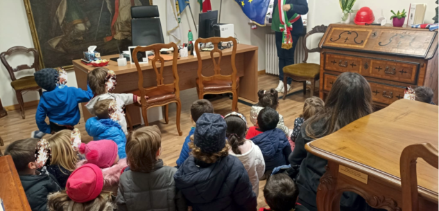 La Guida - Decorazioni dei bambini nel municipio di Borgo