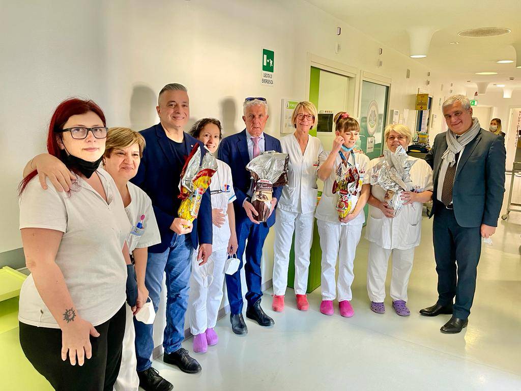 Dopo il furto, la generosità raddoppia, consegnate le uova ai bambini del Regina Margherita