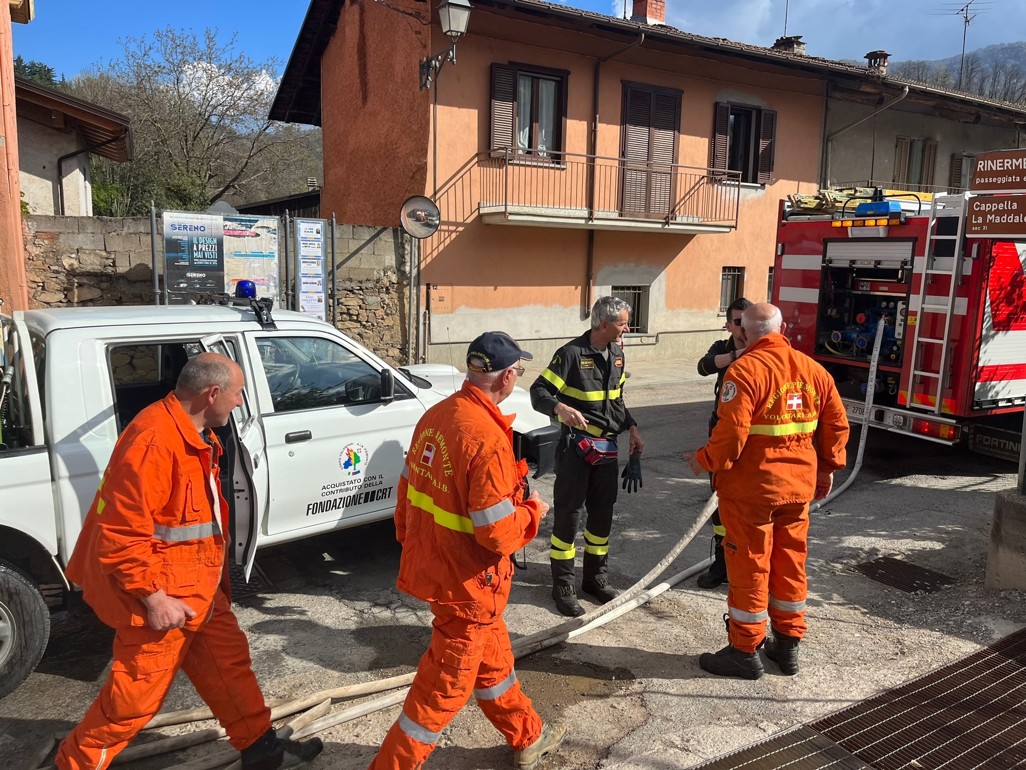 Incendi a Bernezzo, fiamme anche sulla collina di San Pietro