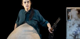 “Una cosa enorme”, uno spettacolo sull’essere madre La Guida - “Una cosa enorme”, uno spettacolo sull’essere madre